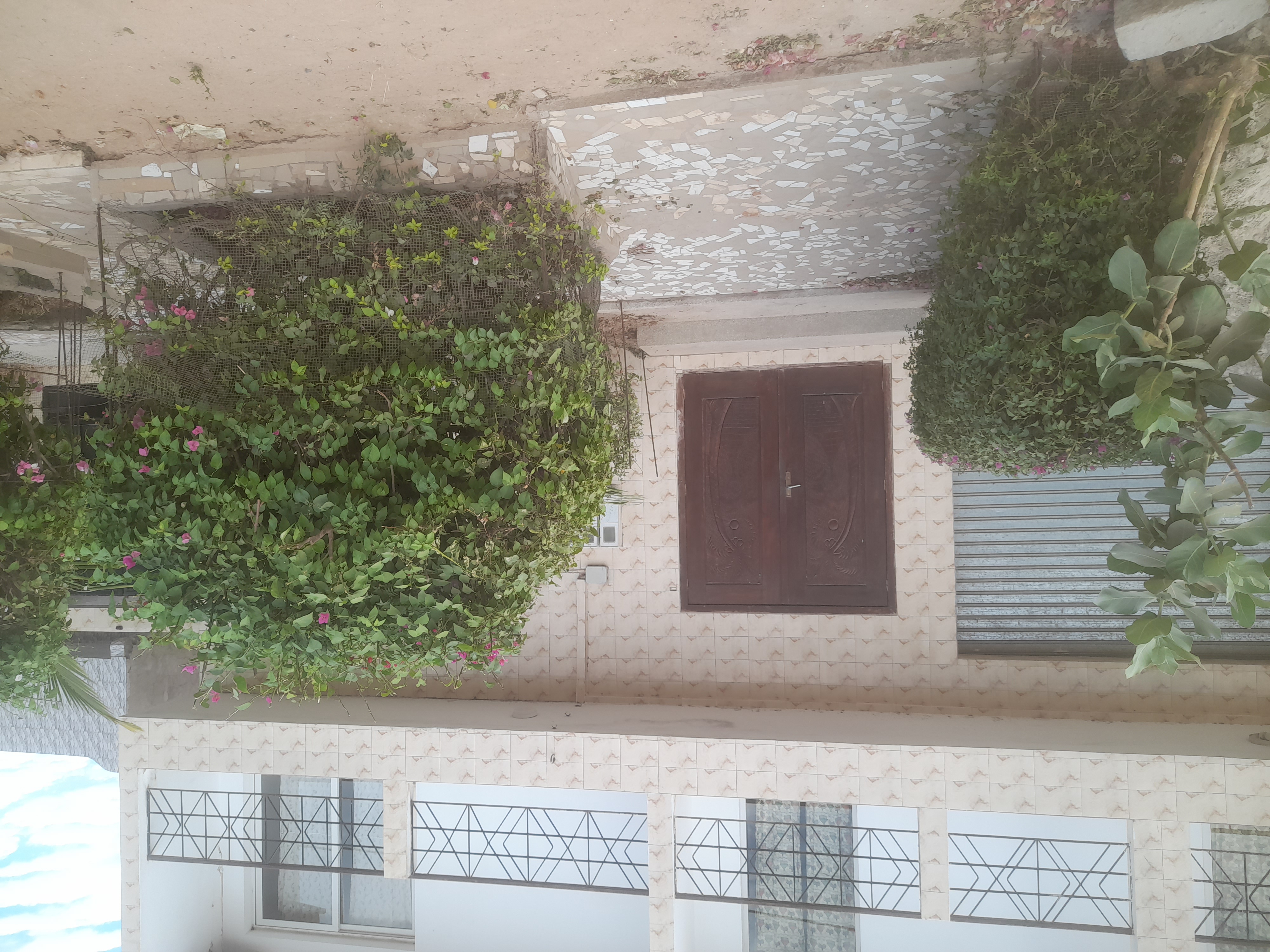 Façade de la maison et entrée sécurisée